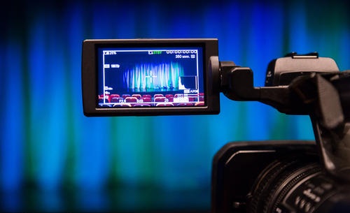 攝影機拍攝即時投影到大屏幕