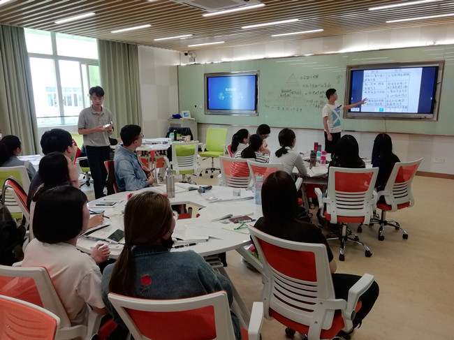 手機和教室的多媒體投屏教學(xué)系統(tǒng)